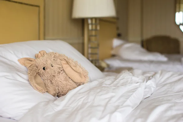 Oda yatak ve peluş oyuncak — Stok fotoğraf