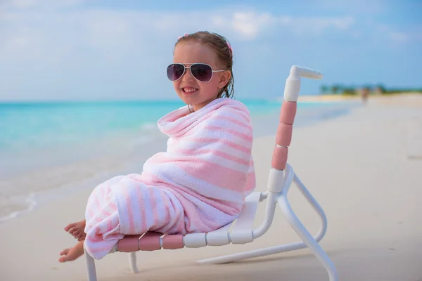 Adorável menina coberta com toalha sentada na cadeira de praia — Fotografia de Stock