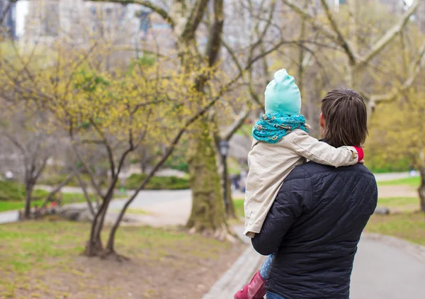 Jeune père et petite fille pour une promenade à Central Park — Photo