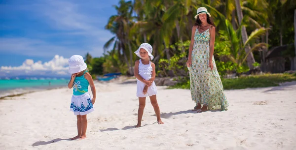 Mladá matka s její rozkošný dcery během pláž dovolená — Stock fotografie
