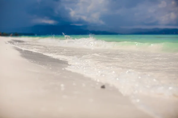 Perfekter tropischer Strand mit türkisfarbenem Wasser und weißen Sandstränden in Boracay, Philippinen — Stockfoto