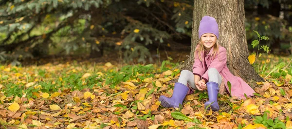 Liten glad tjej i höst park utomhus — Stockfoto