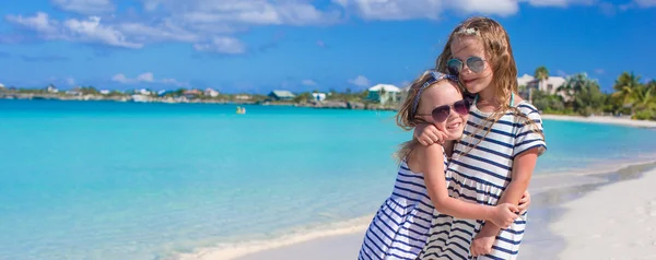 Two little adorable girls enjoy tropical beach vacation — Stock Photo, Image