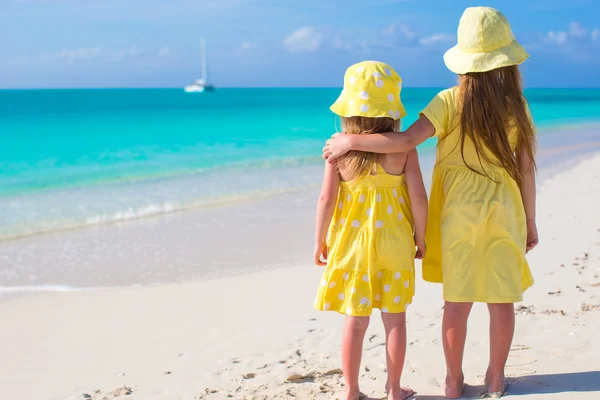 Trópusi tengerpart-alatt két kislány hátulnézet — Stock Fotó
