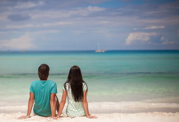 Fiatal pár, minden más élvező fehér homokos strandon — Stock Fotó