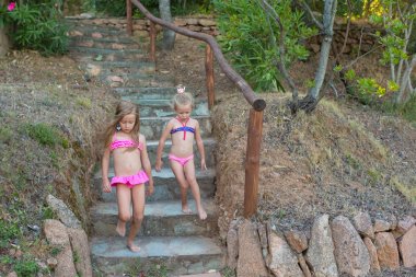 Yaz tatilinde mayo'de iki sevimli küçük kız