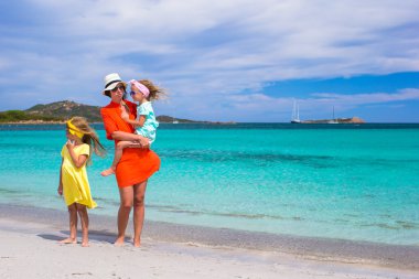 Anne ve iki çocuğu Beach güneşli