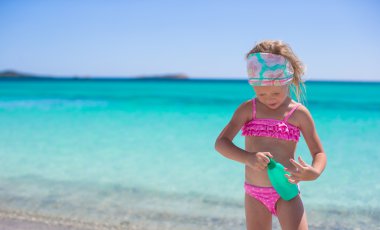 Güneş yanığı losyonu şişesi ile mayo küçük sevimli kız