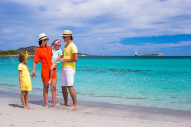mutlu bir aile dört beach tatil