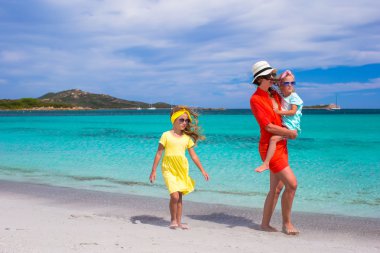 Anne ve iki çocuğu Beach güneşli