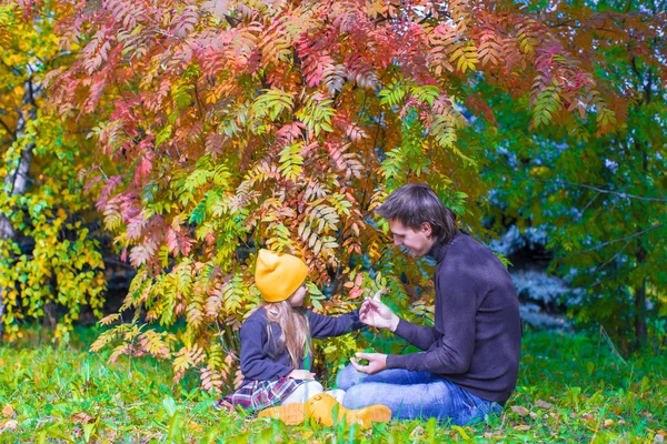 Отец с милой дочерью в осеннем парке на открытом воздухе — стоковое фото