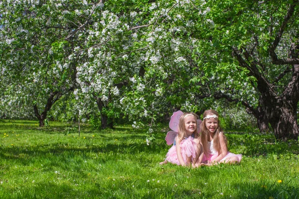 Kleine süße Mädchen im blühenden Apfelgarten — Stockfoto