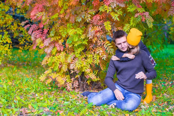 Vater mit süßer Tochter im Herbstpark im Freien — Stockfoto