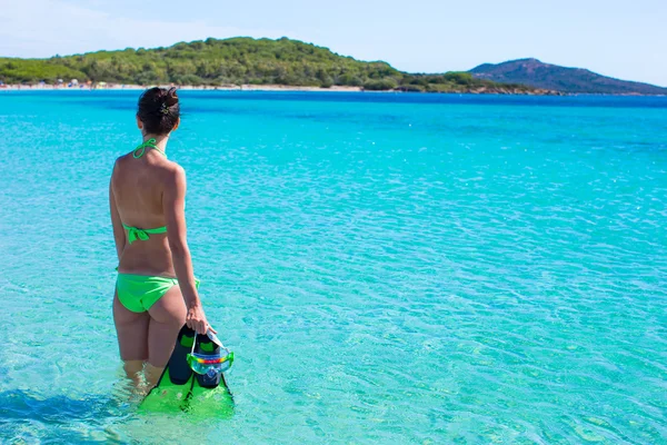 Jonge vrouw met snorkeluitrusting op tropisch strand — Stockfoto