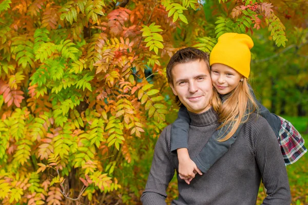 Padre con linda hija en el parque de otoño al aire libre — Foto de Stock