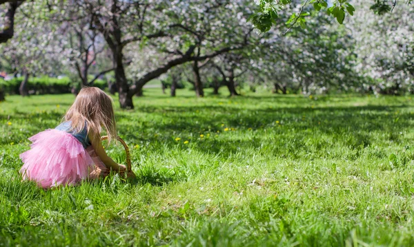 Bedårande liten flicka i blommande apple trädgård — Stockfoto