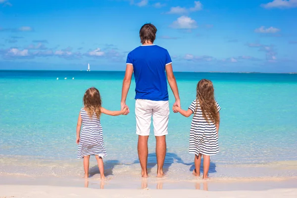 Father and little girls have fun during tropical vacation — Stock Photo, Image