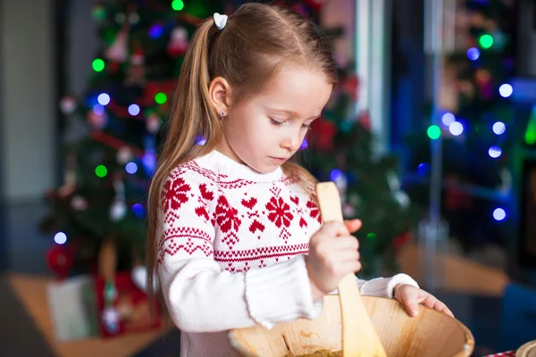 Bedårande liten flicka baka pepparkakor till jul på kök — Stockfoto