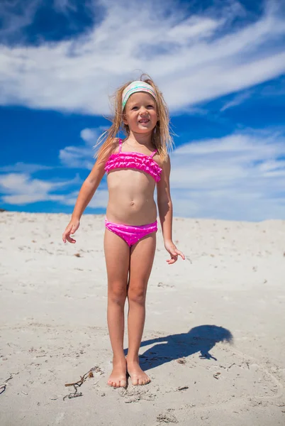 愛らしい少女の美しい水着で熱帯のビーチで楽しい時を過す — ストック写真