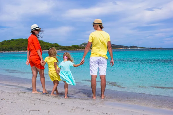 Familia feliz de cuatro durante las vacaciones en la playa —  Fotos de Stock