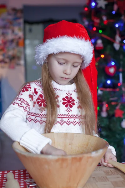 Adorable little girl baking gingerbread cookies for Christmas — Stock Photo, Image