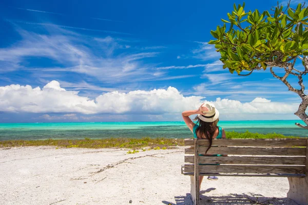 Ung attraktiv kvinna på bänken under sommarlovet — Stockfoto