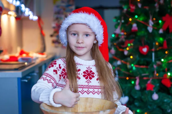 Sevimli küçük kız Noel için gingerbread çerezleri fırın — Stok fotoğraf