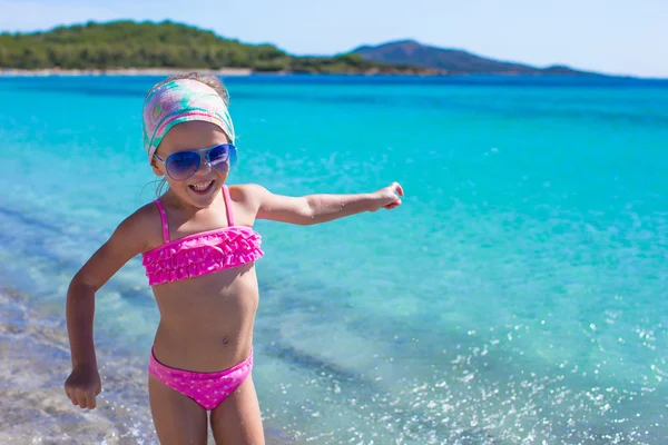 Aranyos kislány szórakozni sekély vízben tropical beach — Stock Fotó
