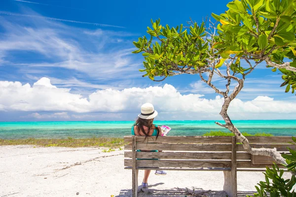 Mujer atractiva joven en el banco durante las vacaciones de verano — Foto de Stock