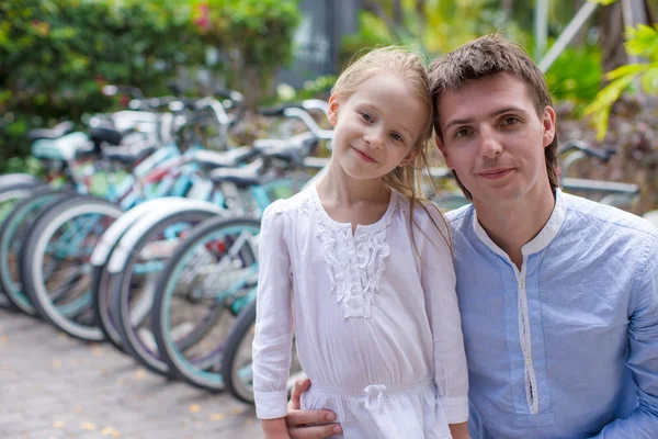 Niña y padre joven en un complejo tropical exótico — Foto de Stock