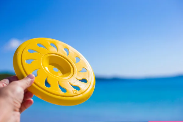 Nahaufnahme Frisbee Hintergrund ein tropischer Strand und Meer — Stockfoto