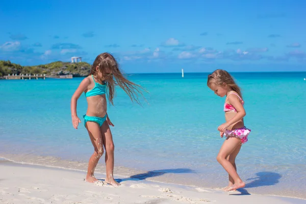 Little girls enjoy their summer vacation on the beach — Stock Photo, Image