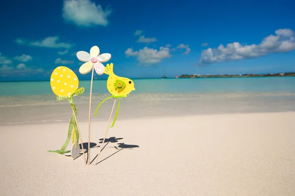 Décorations de Pâques sur fond de plage tropicale — Photo