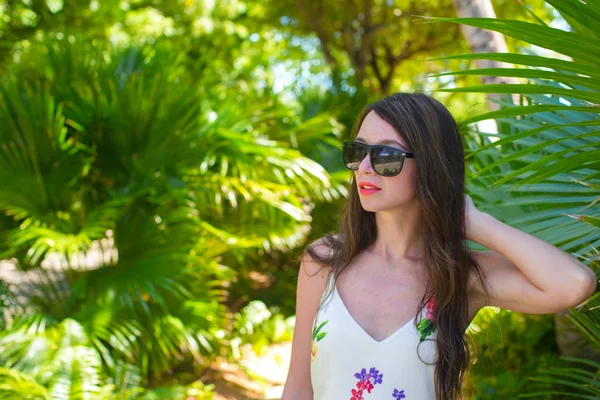 Giovane bella donna in vacanza estiva in giardino lussureggiante — Foto Stock