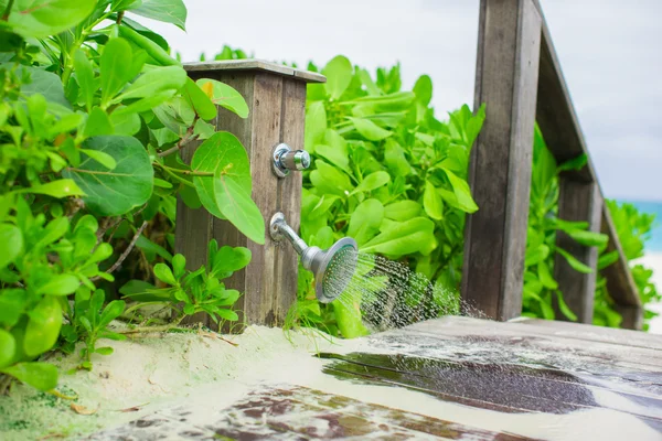 Primer plano ducha de playa al aire libre con agua —  Fotos de Stock