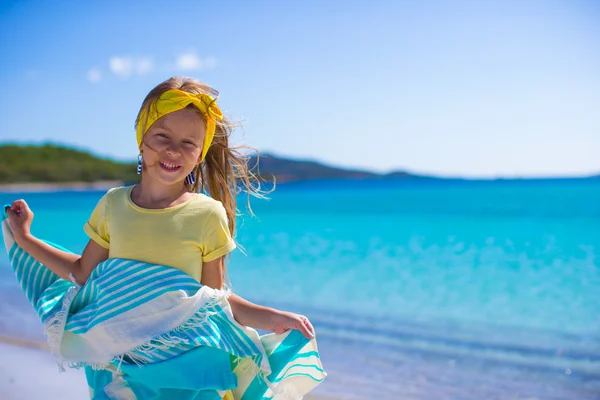 Petite fille s'amuser avec serviette de plage pendant les vacances tropicales — Photo