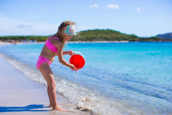 Entzückendes kleines Mädchen am weißen Strand während des Tropenurlaubs — Stockfoto