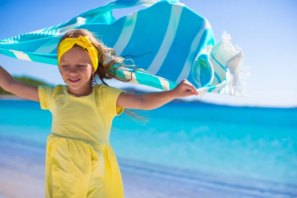 Kleines Mädchen hat Spaß mit Badetuch im Tropenurlaub — Stockfoto