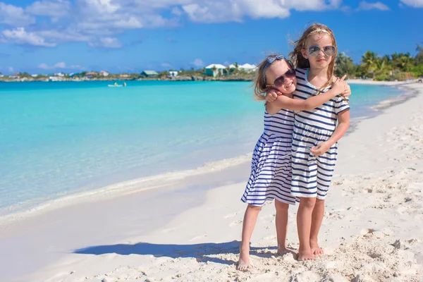 Kleine meisjes genieten hun zomervakantie aan het strand — Stockfoto