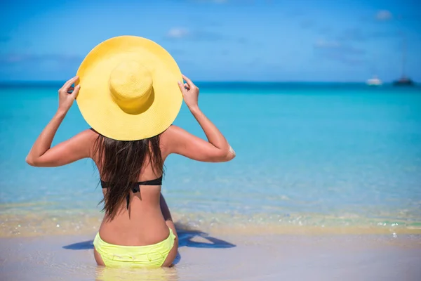 Mujer joven en sombrero en la playa disfrutar de vacaciones caribeñas — Foto de Stock