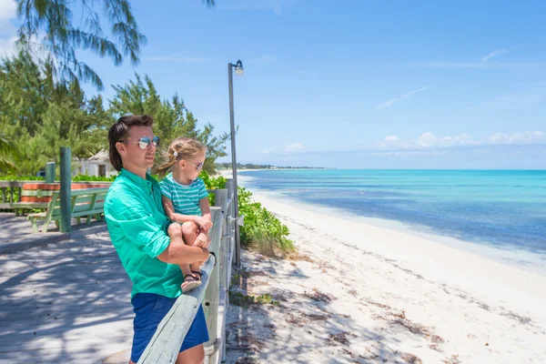 年轻爸爸和他的女儿在热带岛屿上行走 — 图库照片