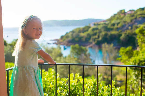 可爱的小女孩，充满异国情调的度假村在阳台上 — 图库照片