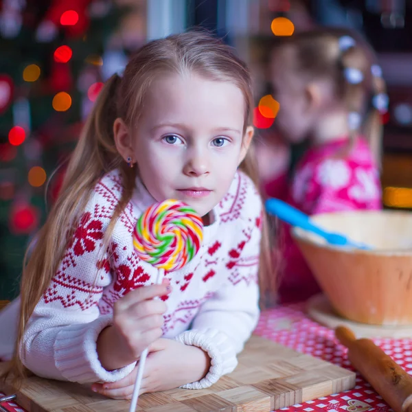 Holčička s candy připravuje vánoční dorty — Stock fotografie