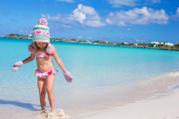 Pequeña linda chica adorable en la playa tropical —  Fotos de Stock