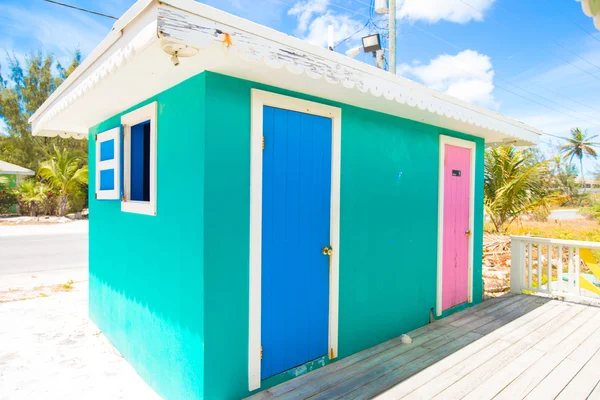 Casas de colores brillantes en una isla caribeña exótica — Foto de Stock
