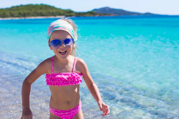可爱的小女孩在地处热带的海滩有浅层水中的乐趣 — 图库照片