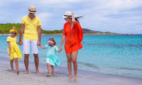 Felice famiglia di quattro persone durante le vacanze al mare — Foto Stock