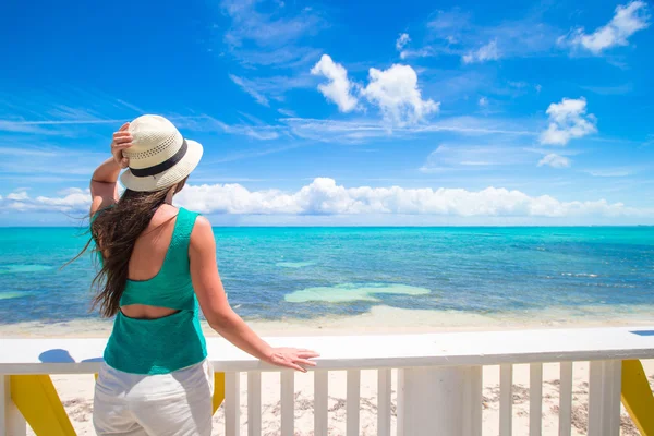 Ung kvinna på stranden under sommarlovet — Stockfoto