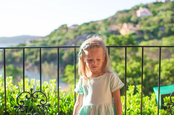 Entzückendes kleines Mädchen auf dem Balkon in exotischem Ferienort — Stockfoto