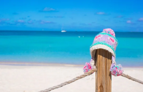 Closeup ζεστό πλεκτό κάλυμμα σε φράχτη στην τροπική παραλία — Stock fotografie
